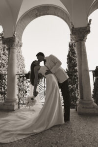 Et stilfullt dyp i kjærligheten – Sasha & Emils minimalistiske bryllup ved Adriaterhavet