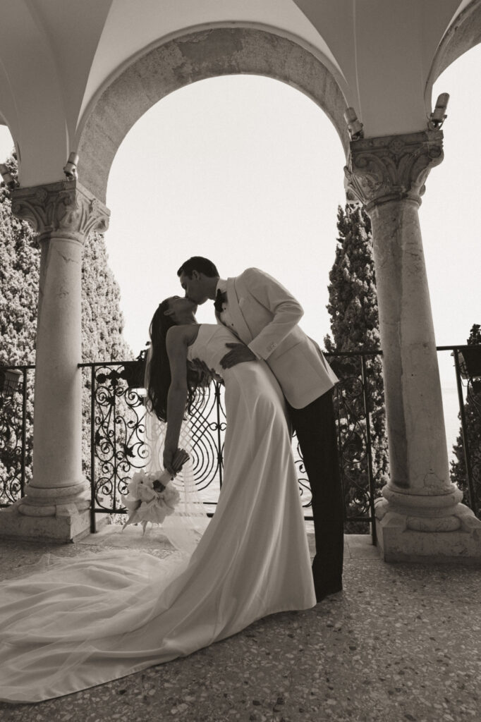 Et stilfullt dyp i kjærligheten – Sasha & Emils minimalistiske bryllup ved Adriaterhavet