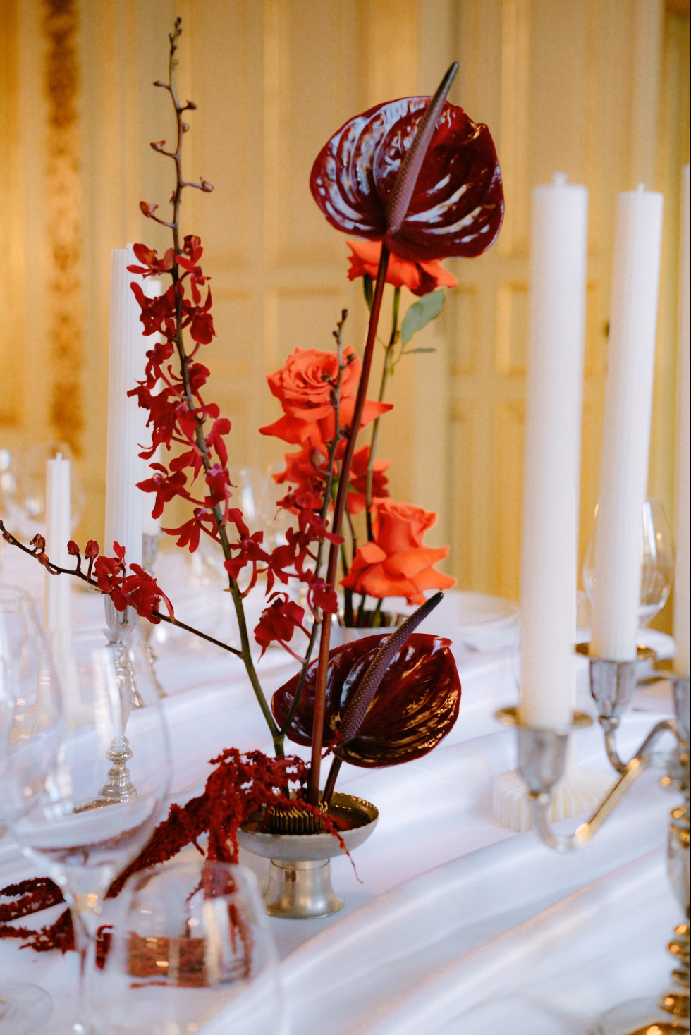 Red Obsession bröllop i Stockholm med röda nyanser och elegant blomdekoration