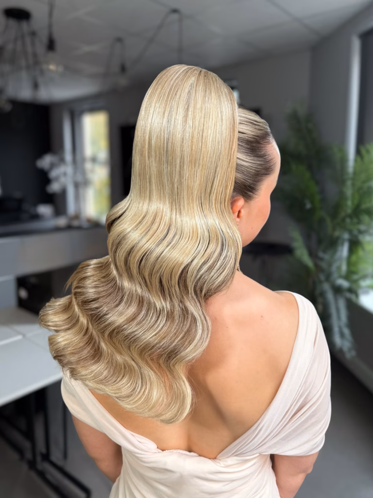 Nærbilde av detaljene i en profesjonell brudefrisyre for langvarig hold.