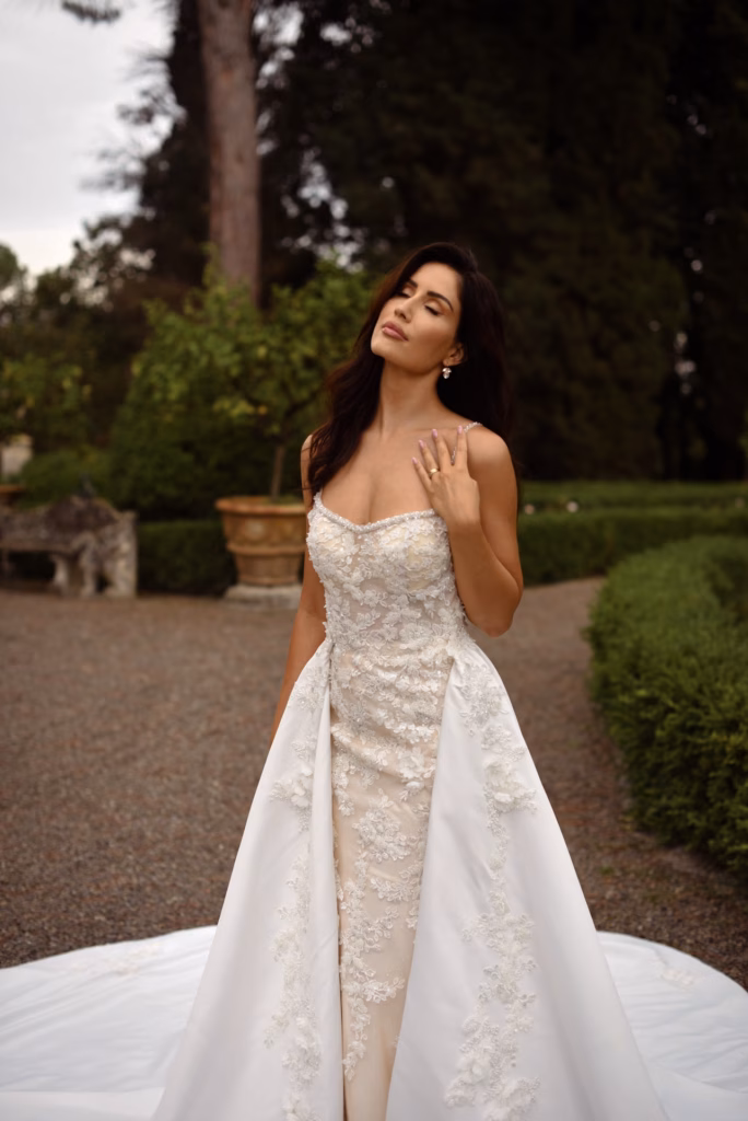 Eksklusiv skreddersydd brudekjole med unike detaljer fra By Fridman.