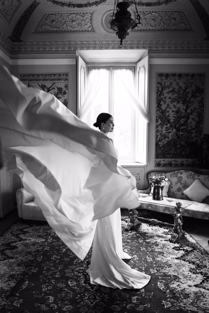 Skreddersydd brudekjole med åpen rygg og vakre knapper fra By Fridman.