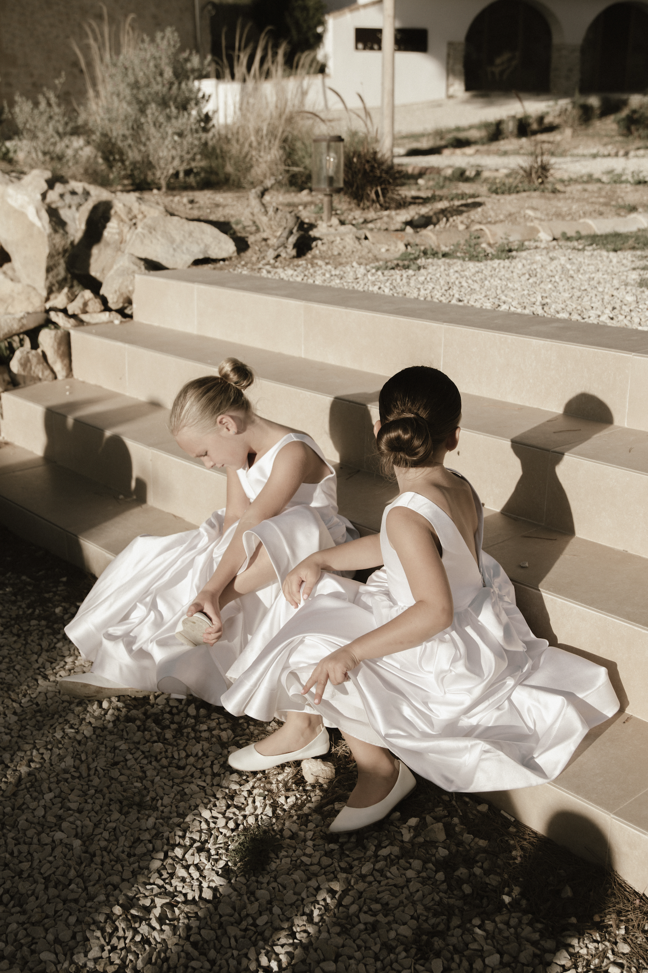 Söta barn på bröllop klädda som små brudnäbbar i kyrkan.