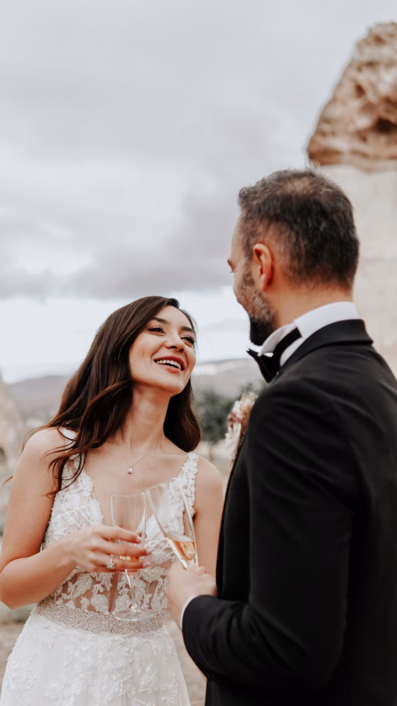 Brud med et strålende hvitt smil etter profesjonell tannbleking.