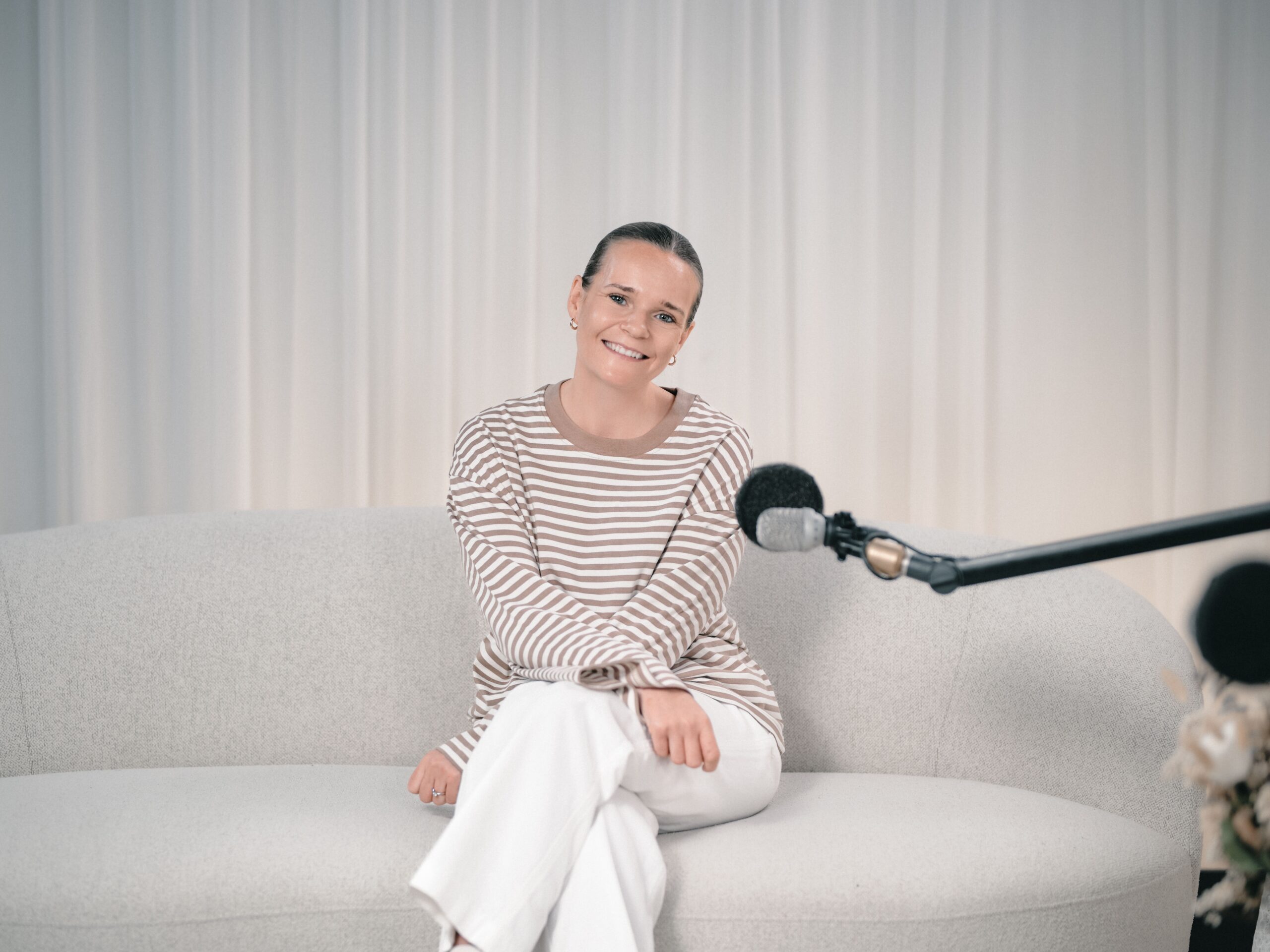 Resexperten Sara från Kilroy pratar om hur man planerar en unik bröllopsresa i Bröllopsguidens podcaststudio
