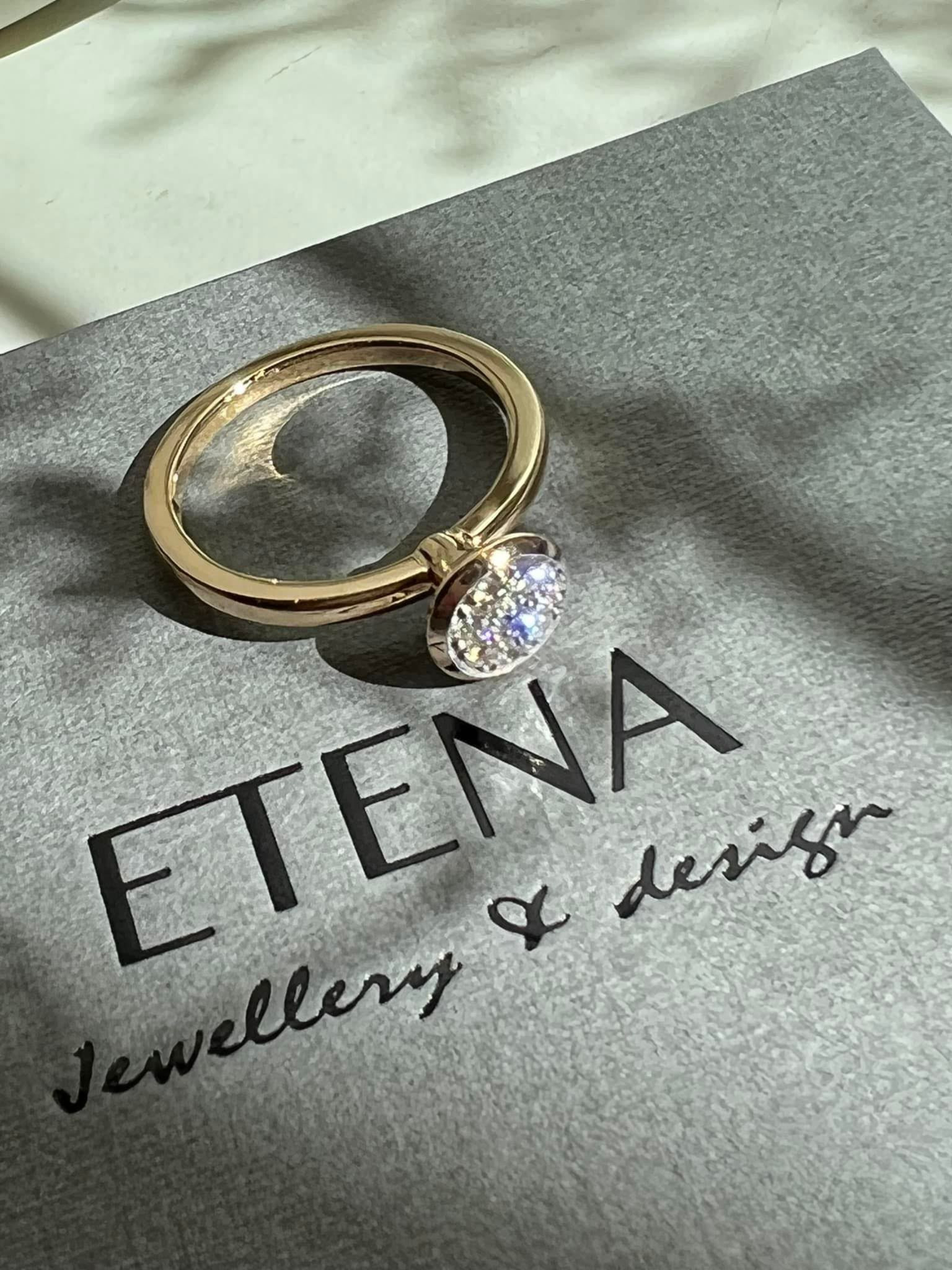 Handgjorda vigselringar i guld från ETENA Jewellery & Design i Gamla Stan.