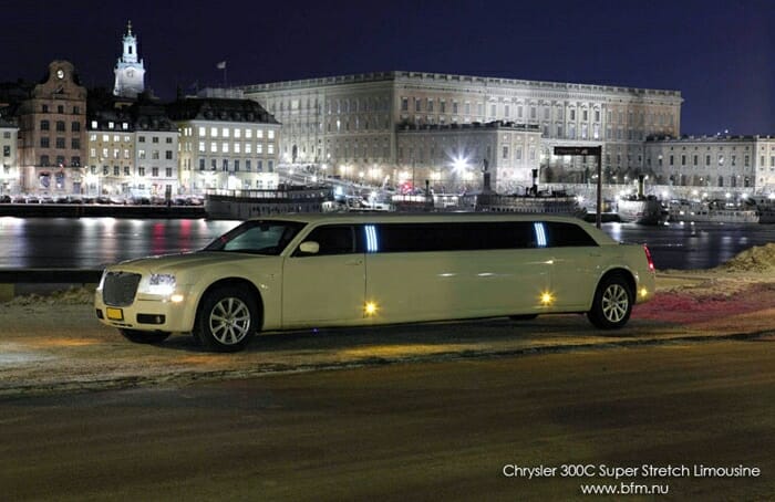 Elegant vit limousine för bröllopstransport i Stockholm.