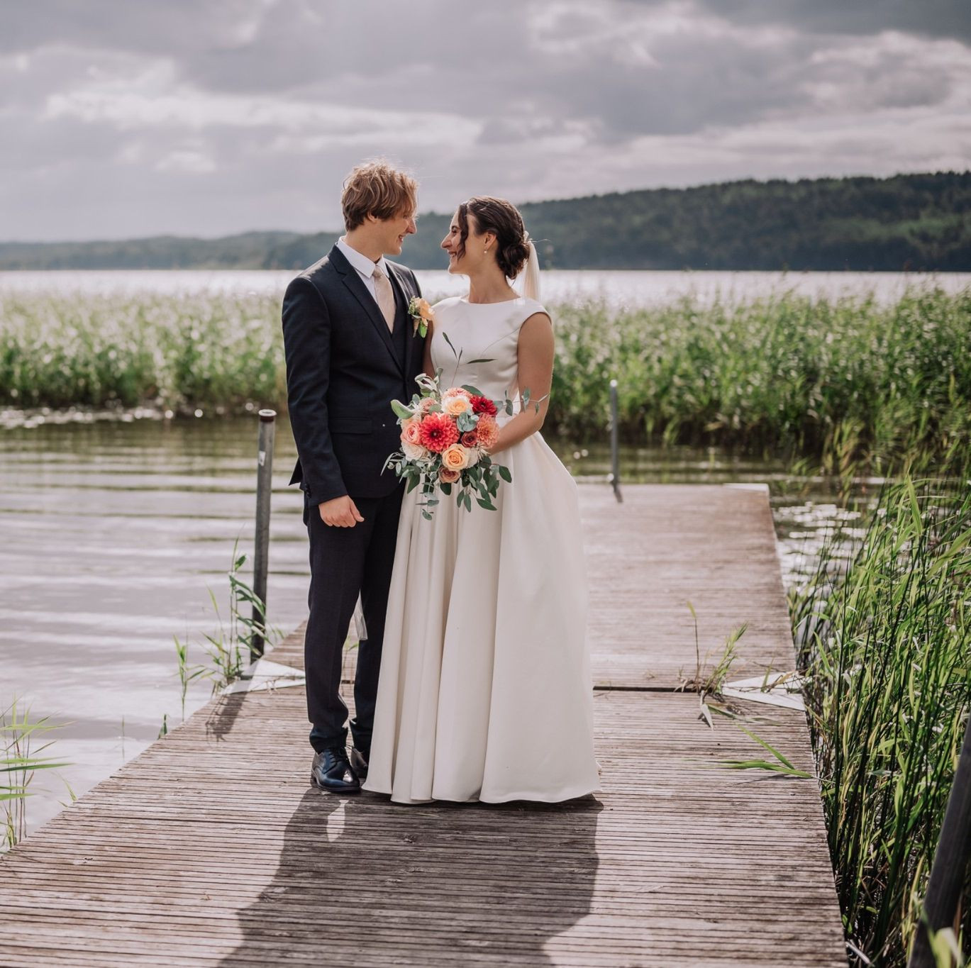Naturlig bröllopsbild med äkta känslor fångad av Smalios Foto.