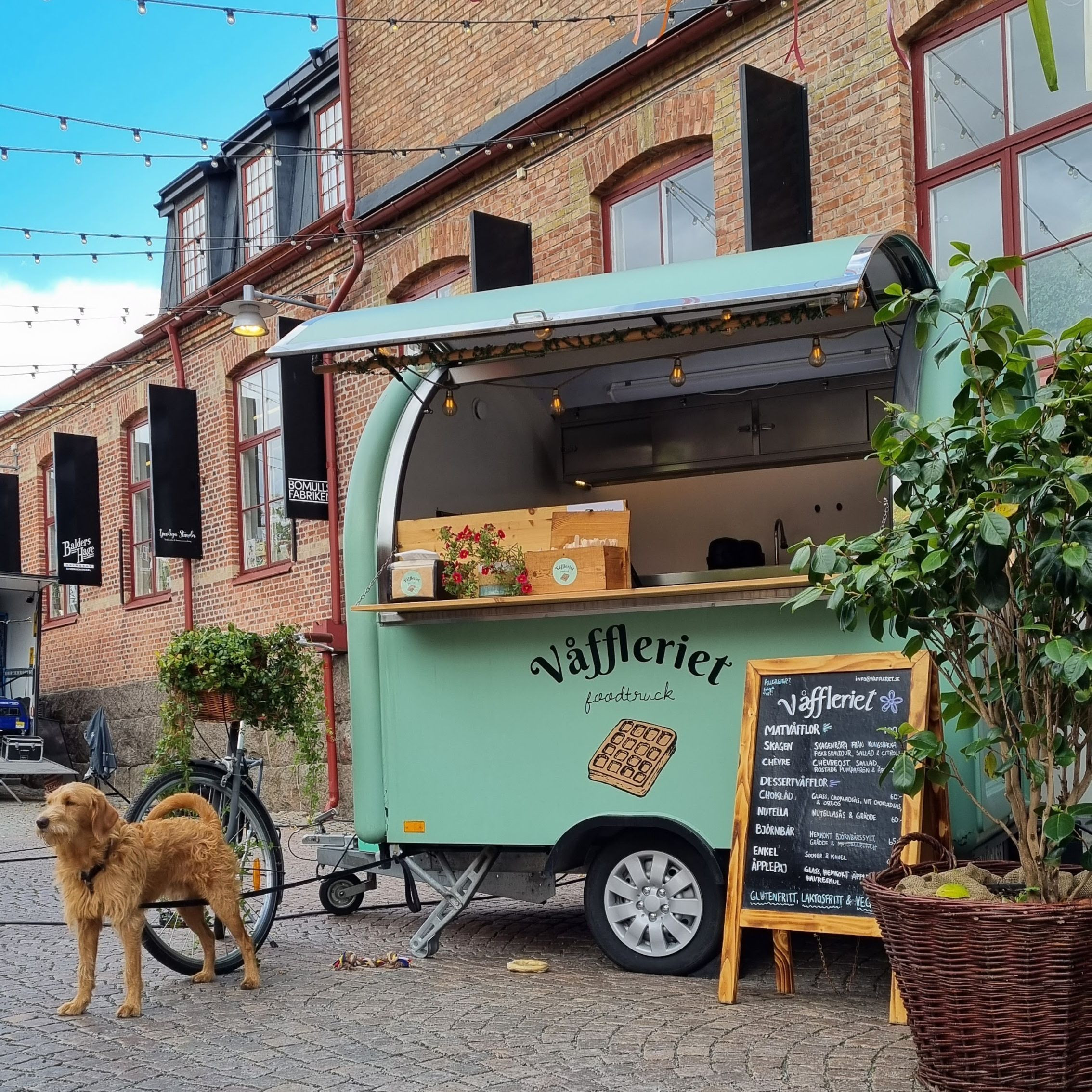 Våffleriets matvagn serverar belgiska våfflor på bröllop.