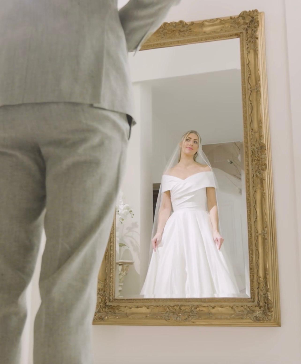 Brud i spegeln iklädd brudklänning från Bröllopshuset