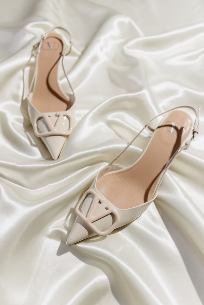 Därför älskar vi spetsiga slingbacks på Bröllopsdagen