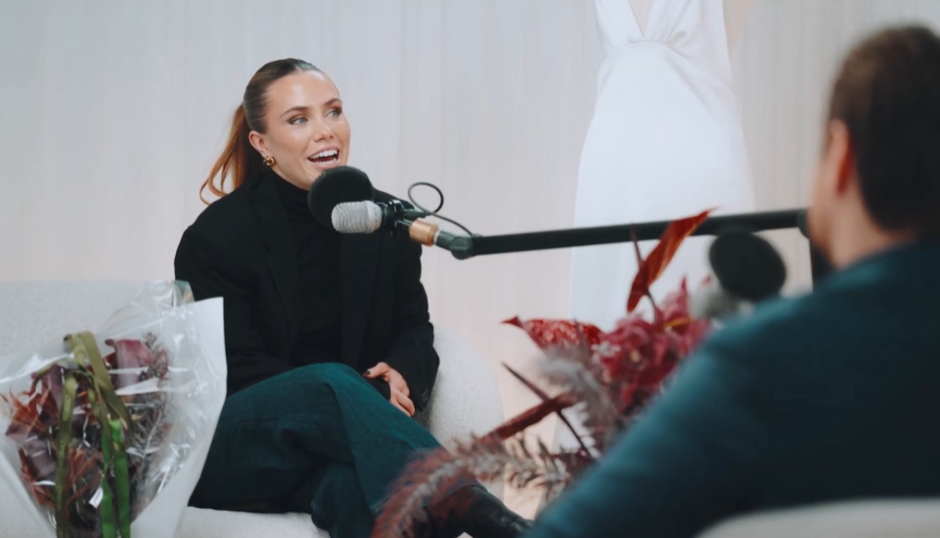 Maya Parnevik i Bröllopsguidens poddstudio under inspelningen av podcastavsnittet om hennes Rock and Rolls-bröllop