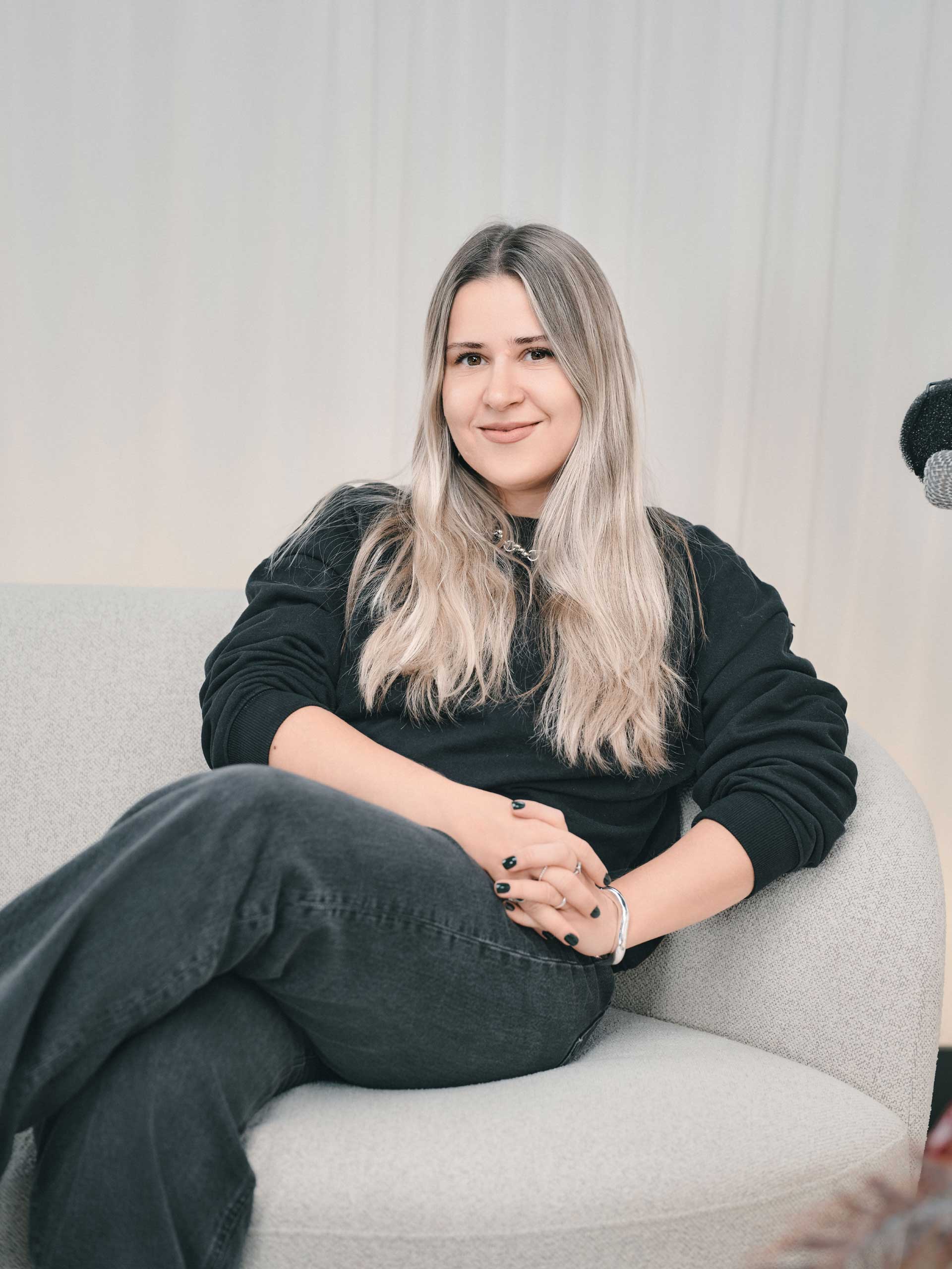 Porträtt av Tatsiana, grundare av Off Frame Bridal