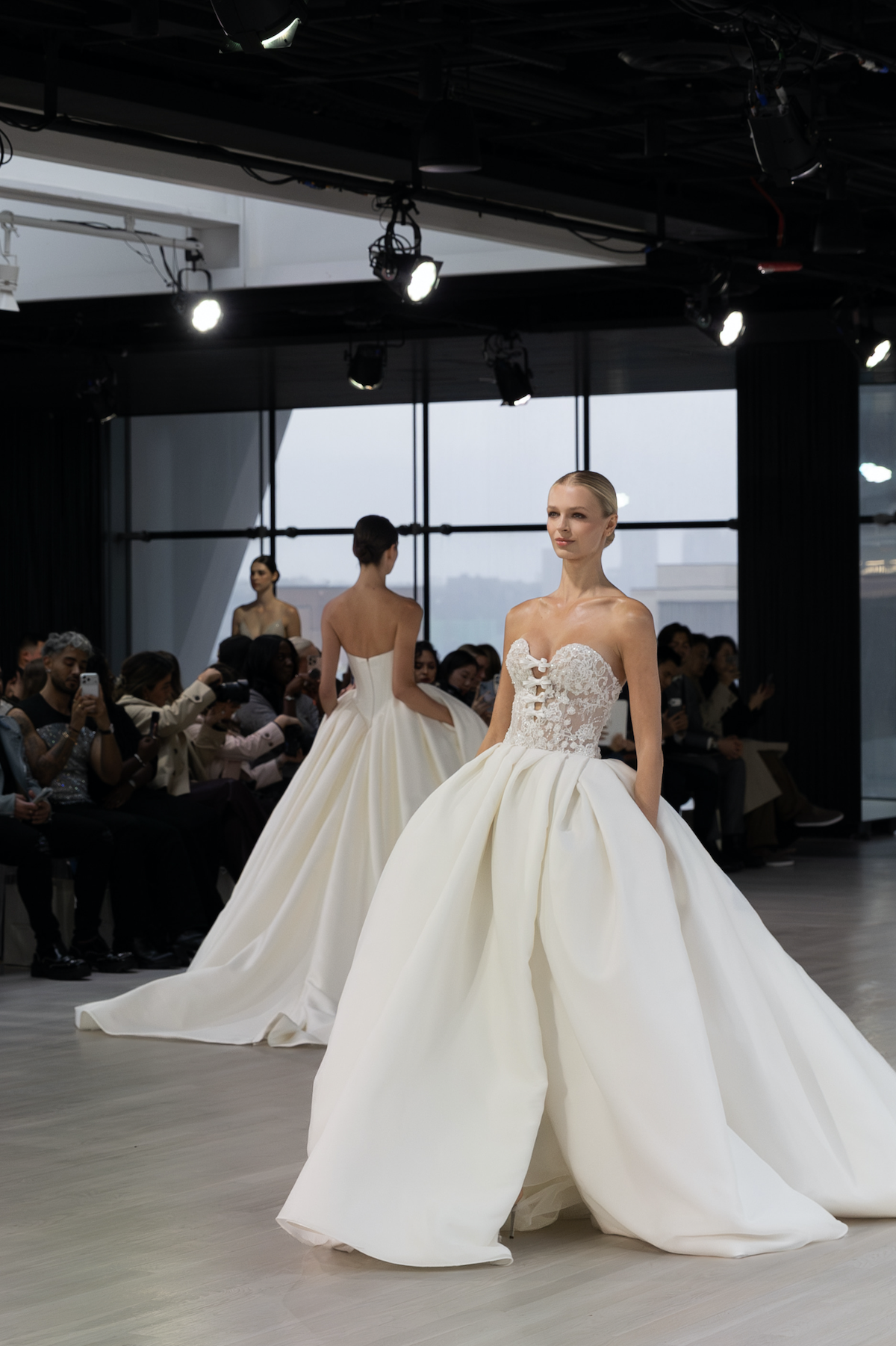 Bröllopsklänning guide – En vacker brud i en modern bröllopsklänning som visar årets trender.