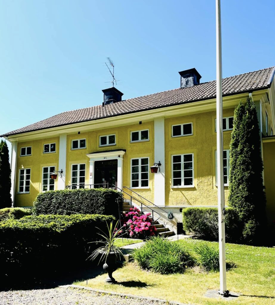 Sörby Herrgård byggnad och festvåning sett utifrån med grönskande parkmiljö i Norrköping, Östergötland.