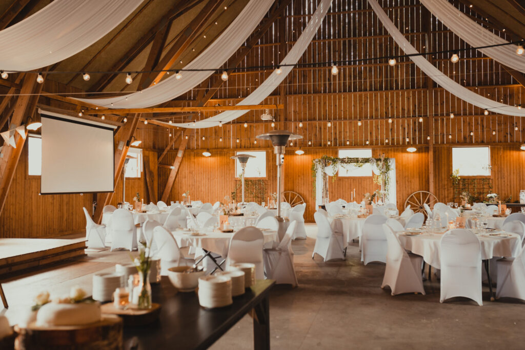 En magisk bröllopsmiddag under rustika takbjälkar