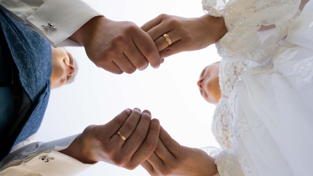 brudpar håller händerna