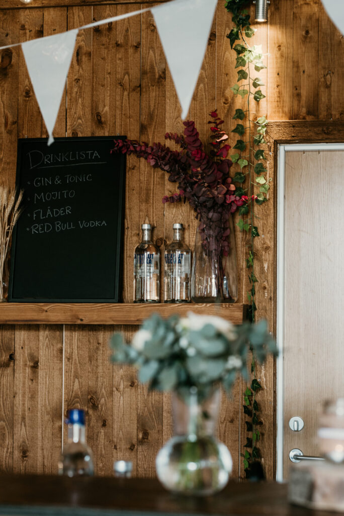 Närbild på dukning med Bårarps Loges porslin, kristallglas, linnedukar och dekorativa detaljer från gårdens förråd.