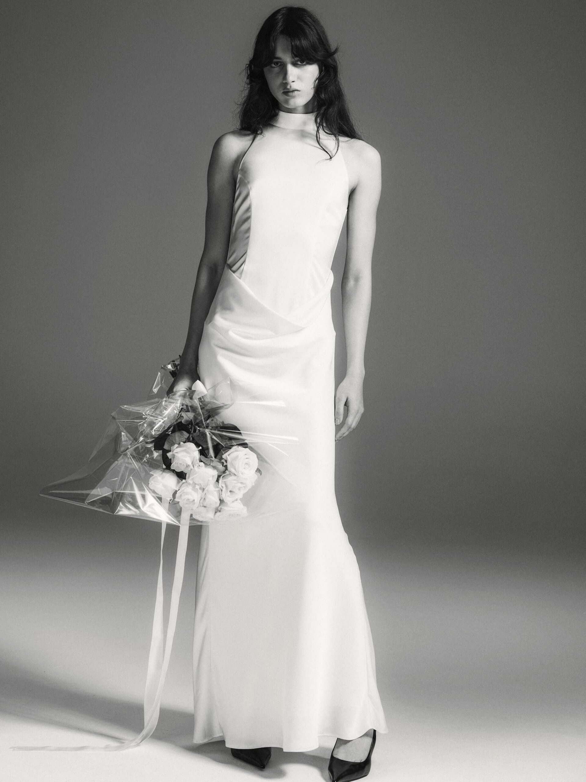 ROTATE Birger Christensen: Brud i vit klänning med brudbukett från SS26-kollektionen.