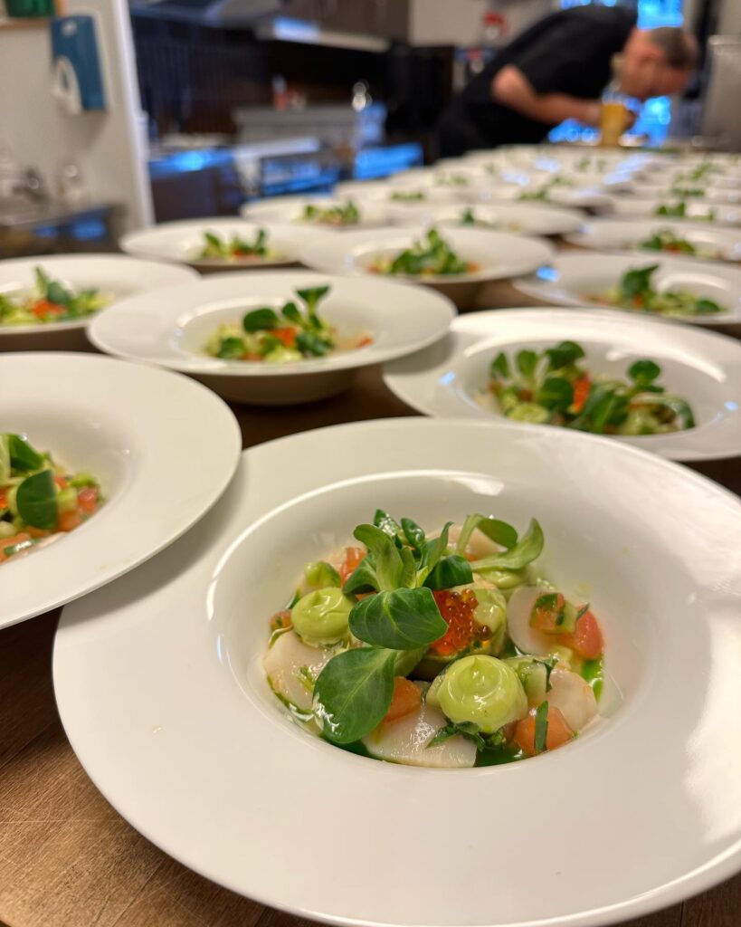 Professionell bröllopscatering i Norrköping – vackert upplagd varmrätt serverad på Sörby Herrgård.