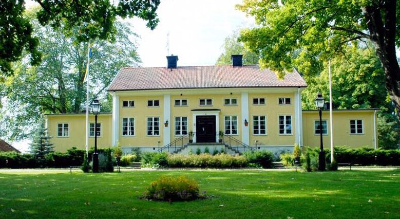 Vacker utomhusvigsel i parkmiljö framför Sörby Herrgård festvåning i Norrköping, Östergötland.