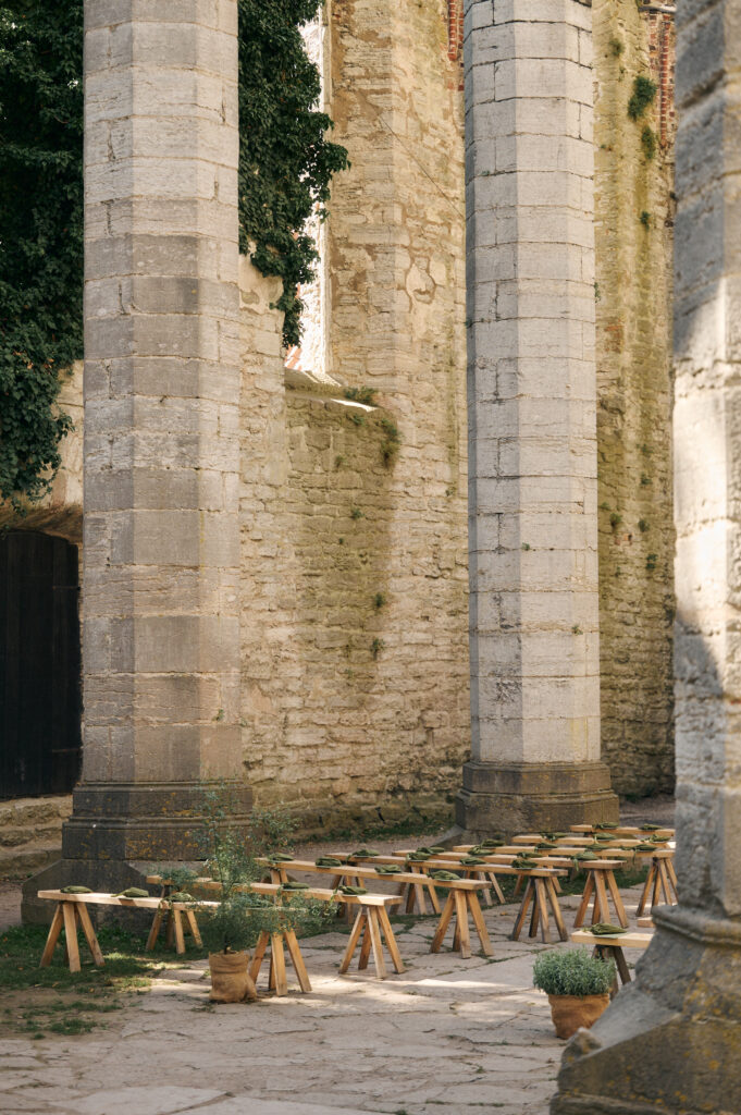 En tom och pampig medeltida kyrkoruin i Visby innerstad redo att dekoreras för bröllop