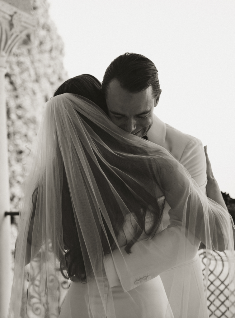 Bryt gamla traditioner med Modern Wedding Rules. Brudpar som kramar varandra och firar ett unikt och kärleksfullt bröllop.