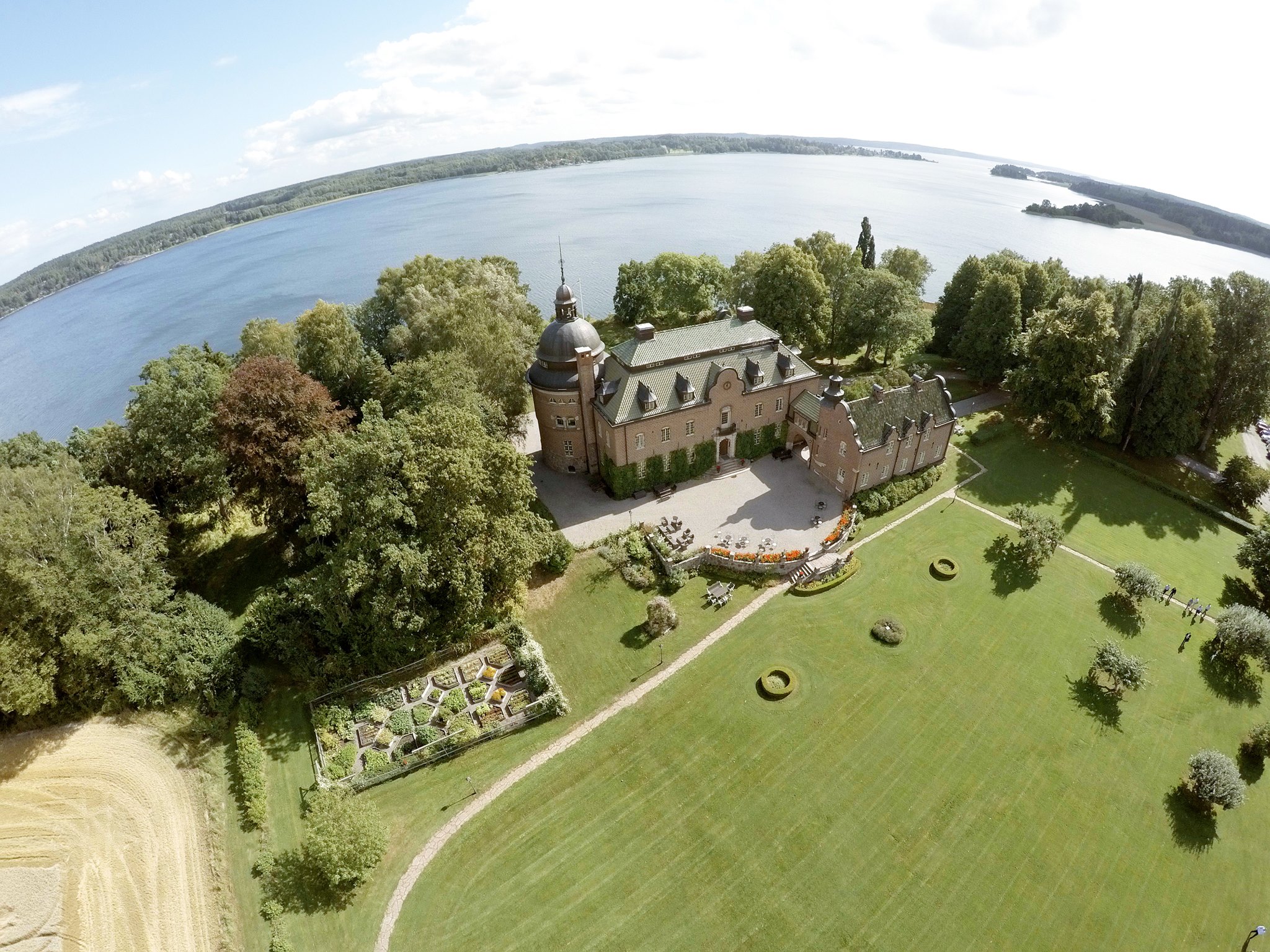 Vigsel vid havet på Engsholms Slott – romantiskt bröllop på klipporna med utsikt över Östersjön och Sörmlands skärgård