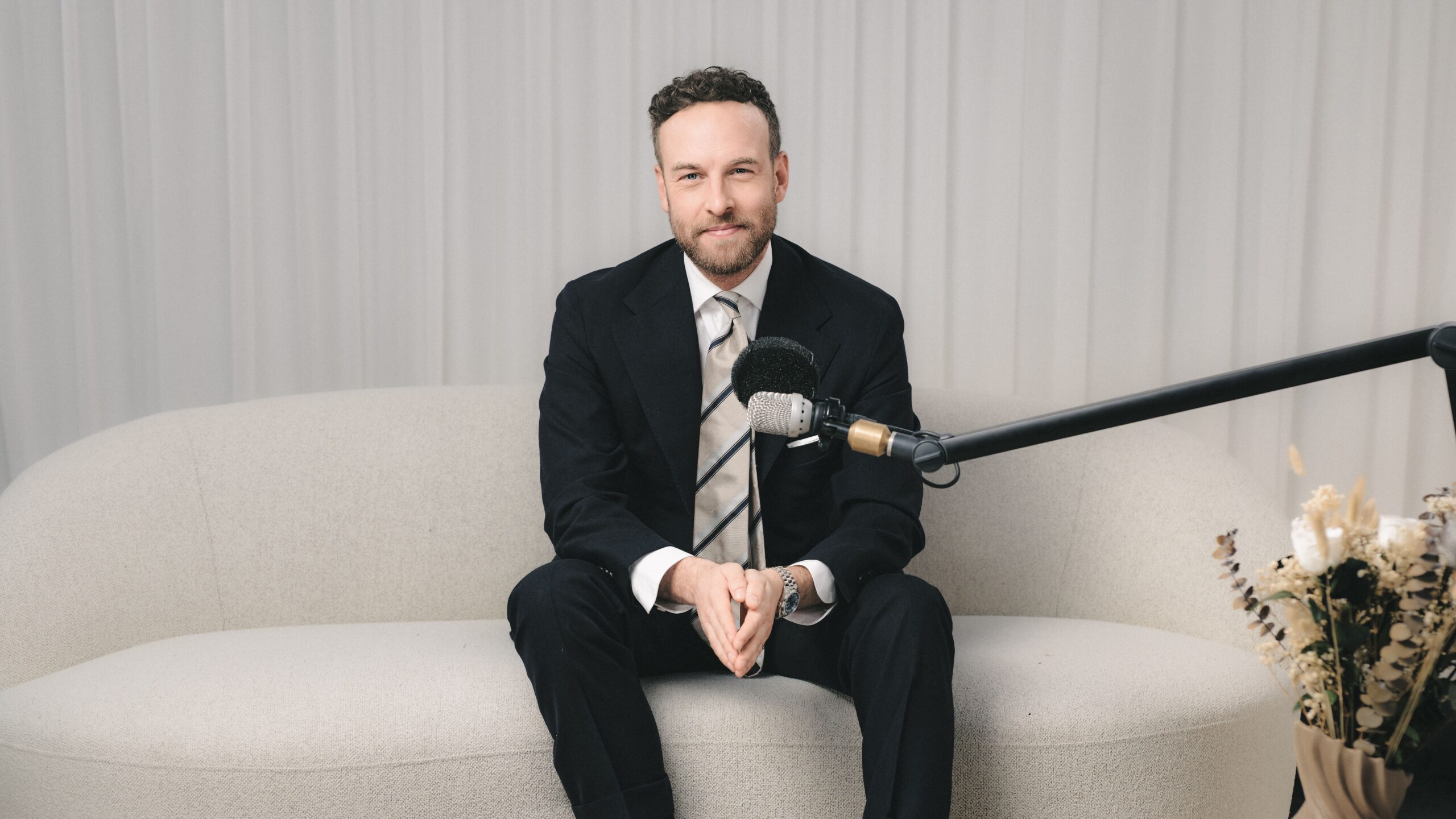 Herrmodeexperten Andreas Weinås och Johannes i Bröllopsguidens studio för ett samtal om klädkoder.