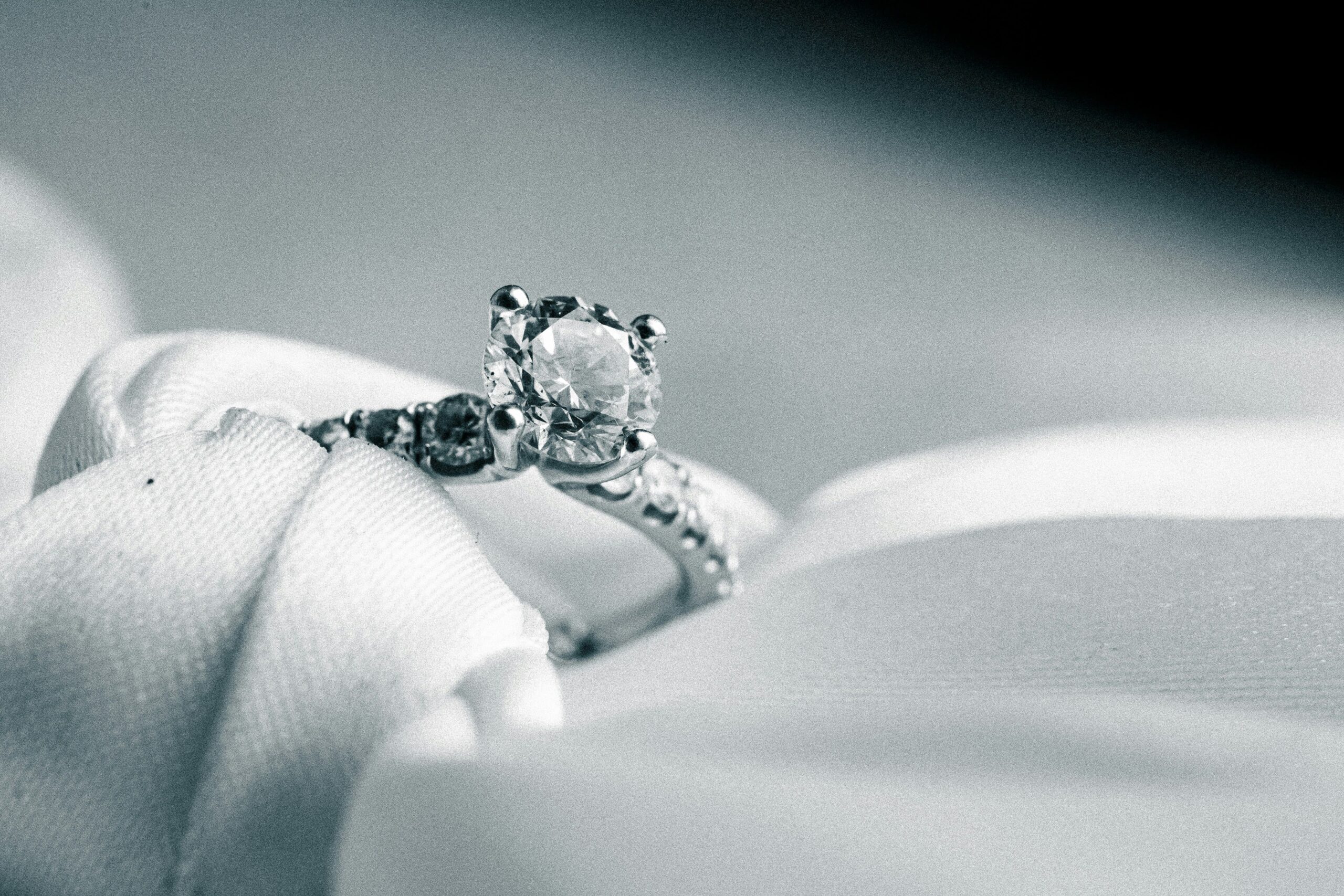 Färgade ädelstenar som alternativ till diamanter i moderna förlovningsringar.