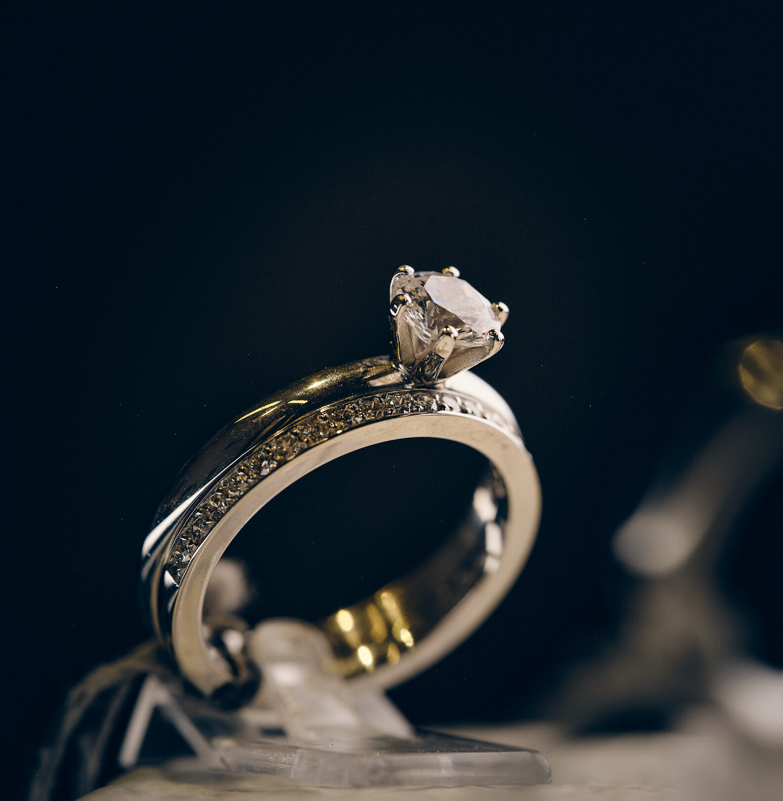 Skötsel av vigselring – En gnistrande enstensring i 18k guld med en stor diamant.