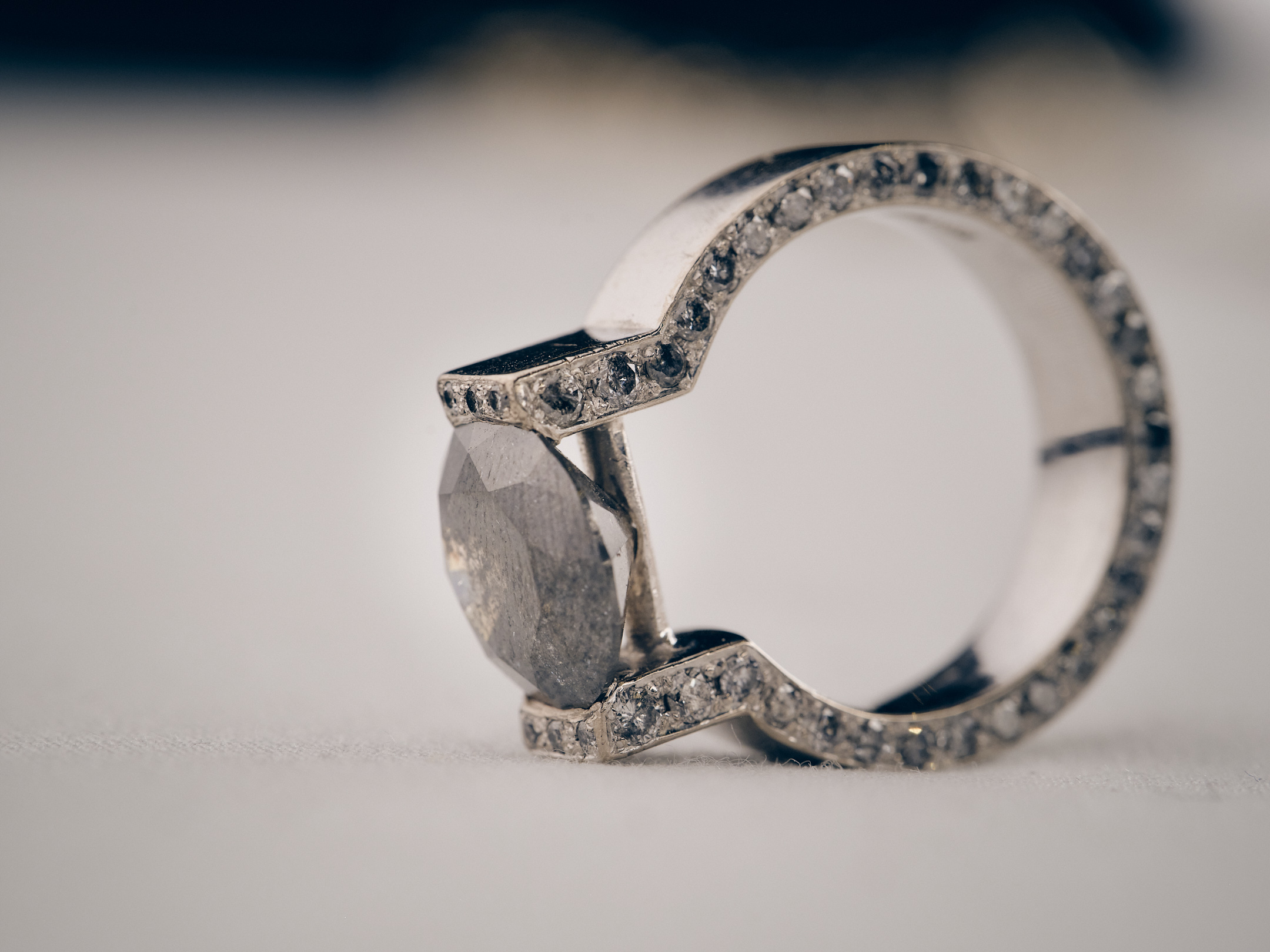 Platinaring som visar metallens naturliga vita lyster och tyngd.