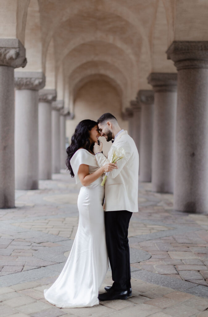 Ett blivande brudpar planerar sitt bröllop 2026 och läser Smederna Lantz guide om diamanter.