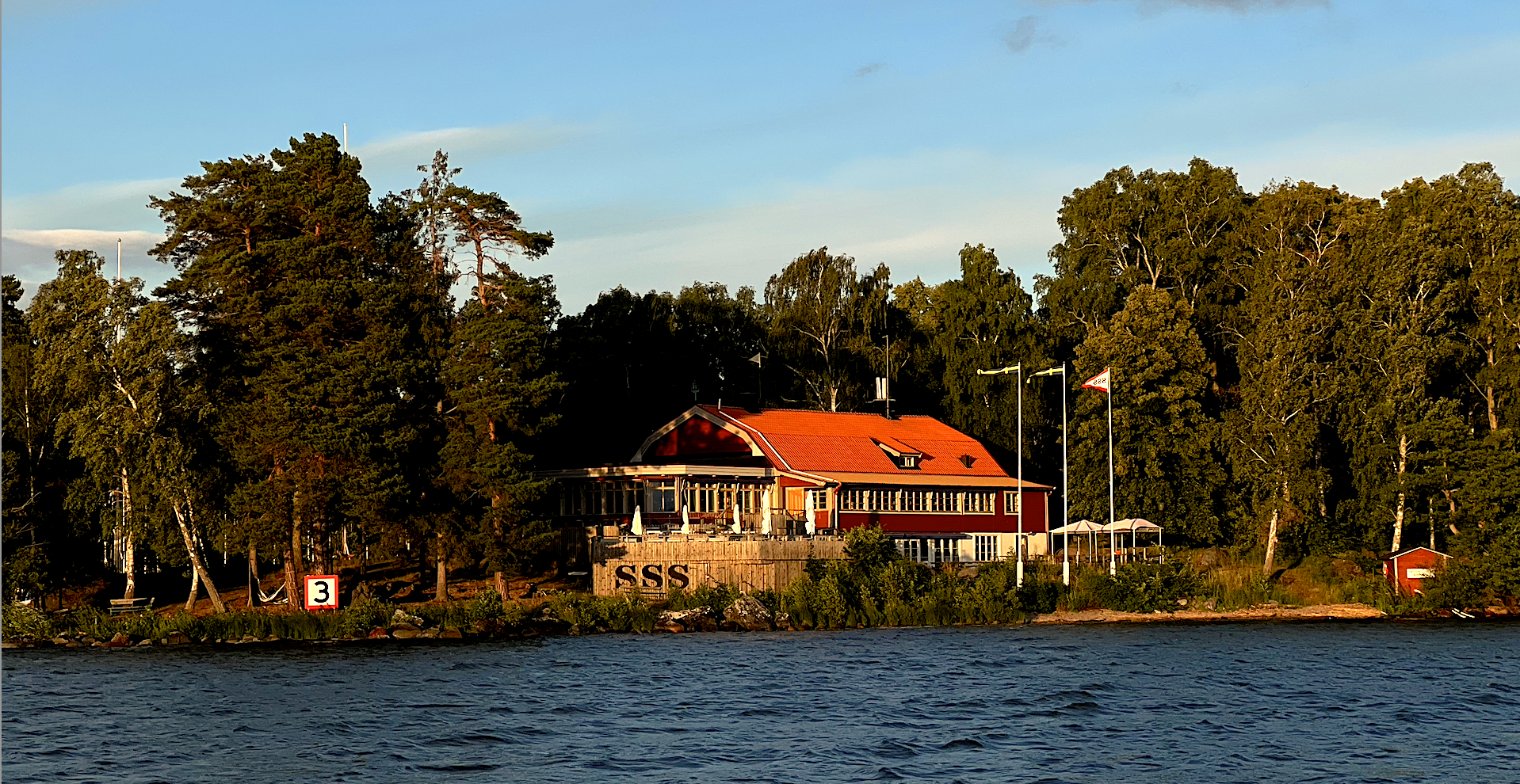 bild på Rastaholm från vattnet