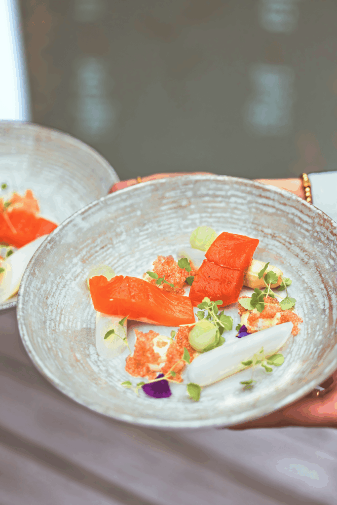 En vackert upplagd tallrik med bröllopsmat på Bistro Perspektiv