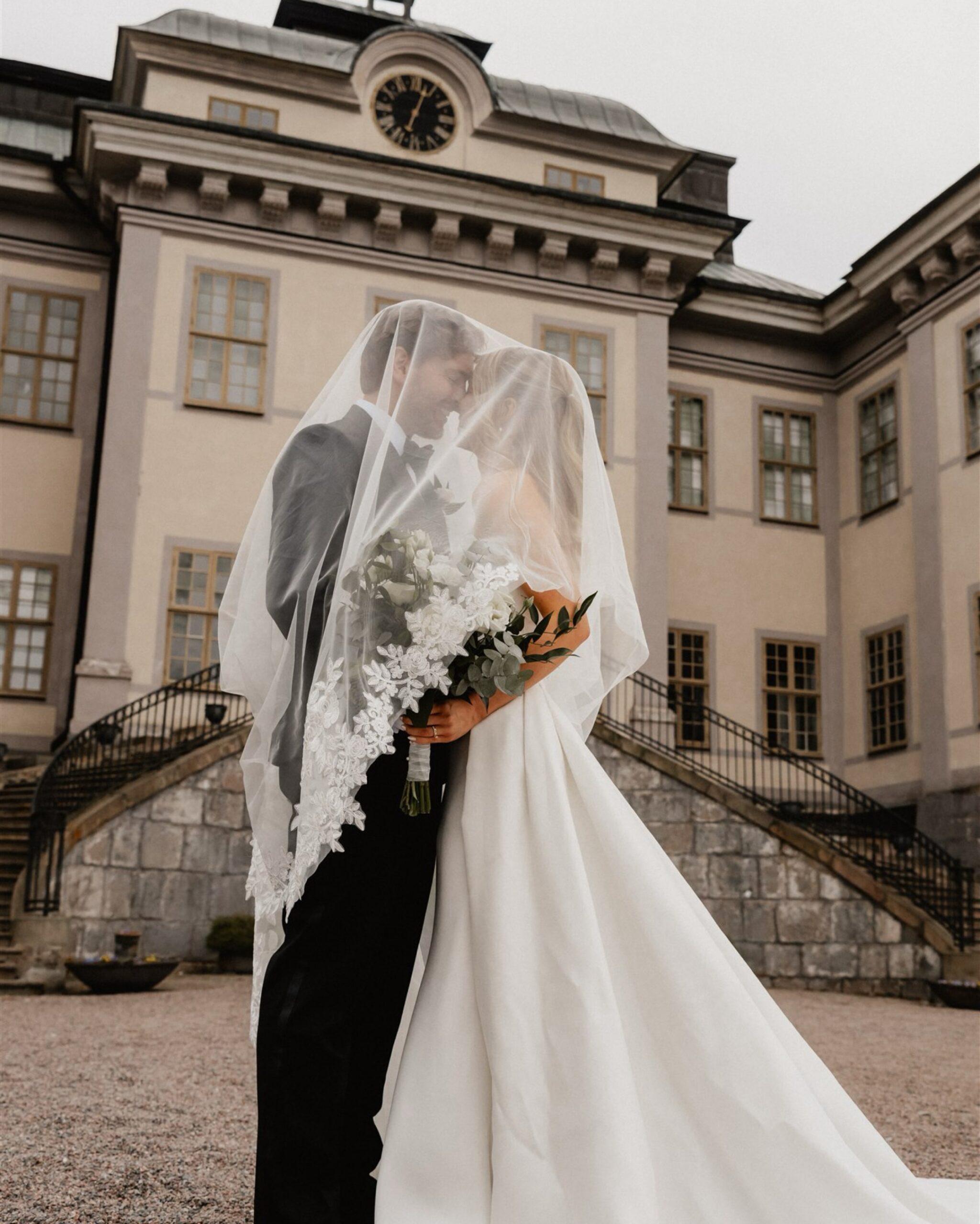 Ett lyckligt brudpar fotograferat i naturligt ljus av bröllopsfotograf Kira Storytelling