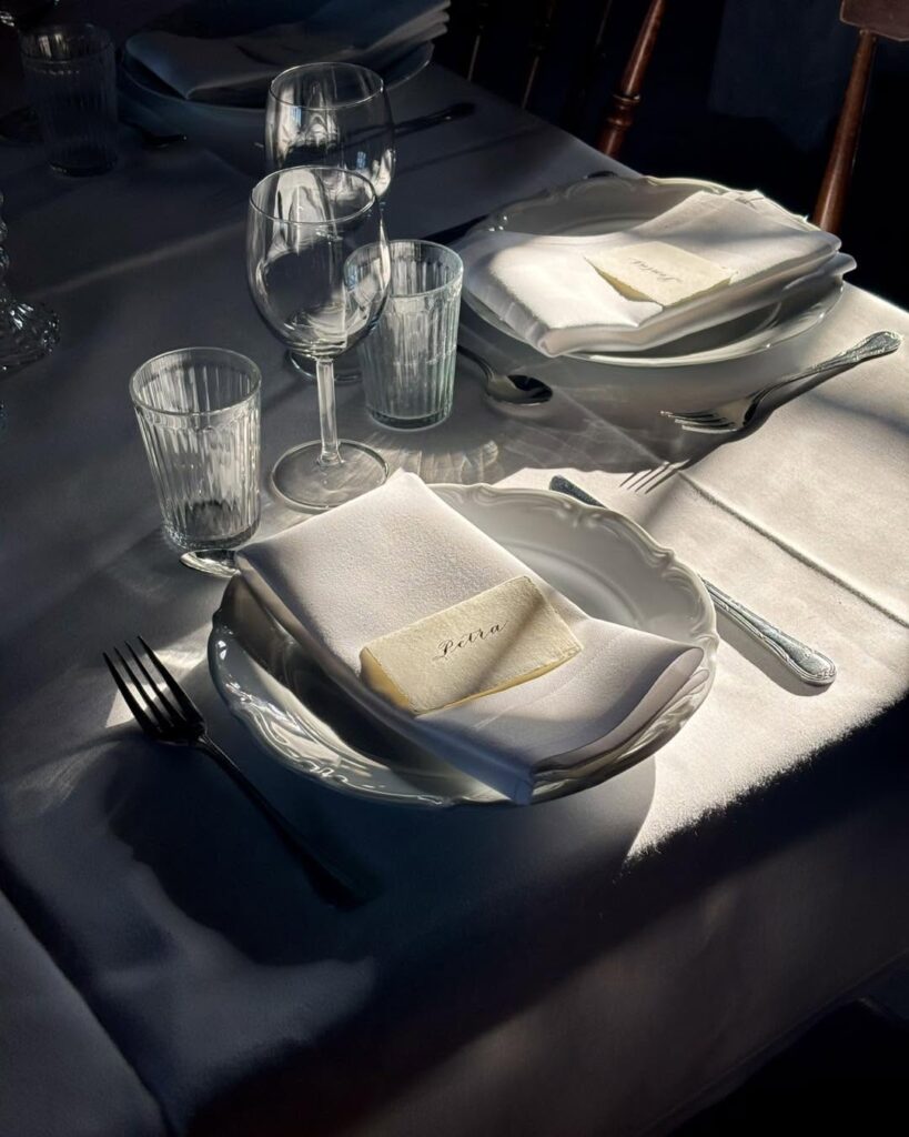 Rustik bröllopsdukning med porslin och dukar på Tygebo Gård
