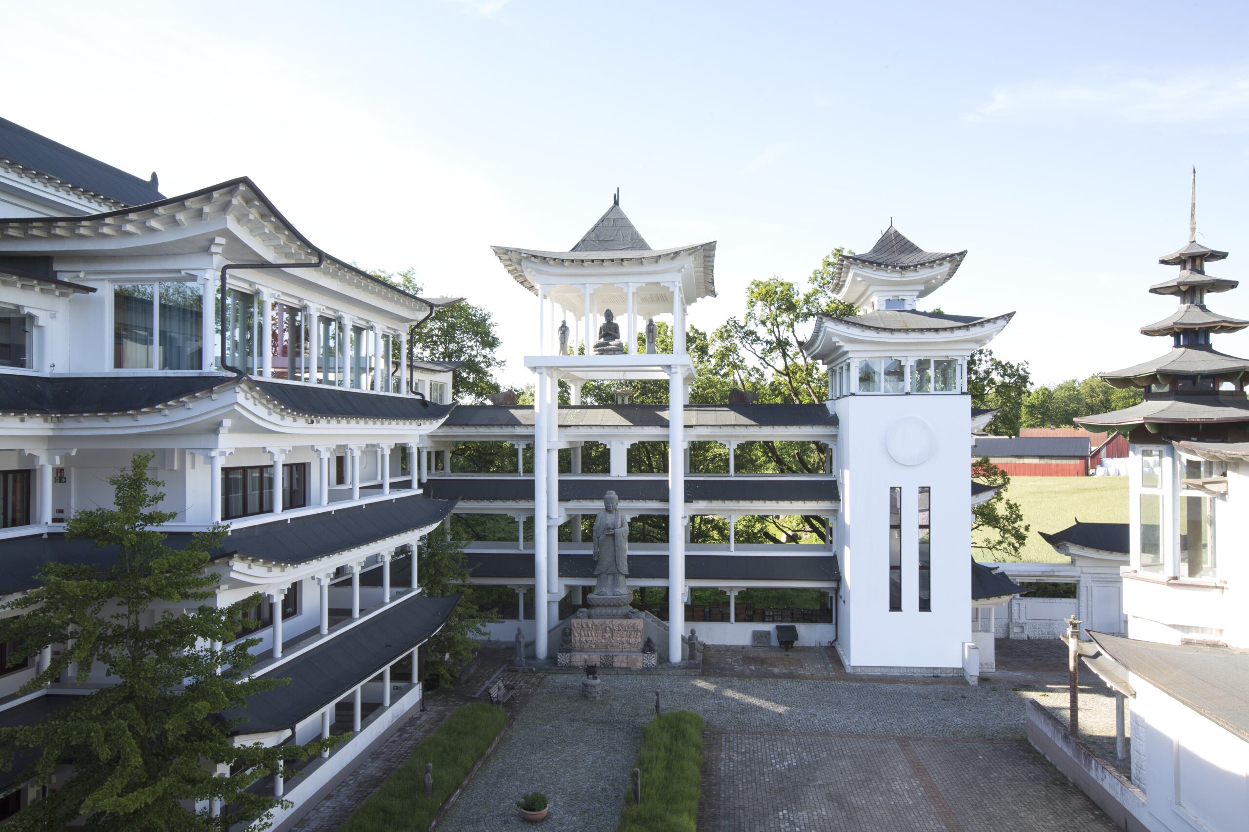 Exteriör på det tidigare buddhistiska templet och den storslagna naturen under en bröllopshelg i Skåne hos Nordic Meetings & Retreats.