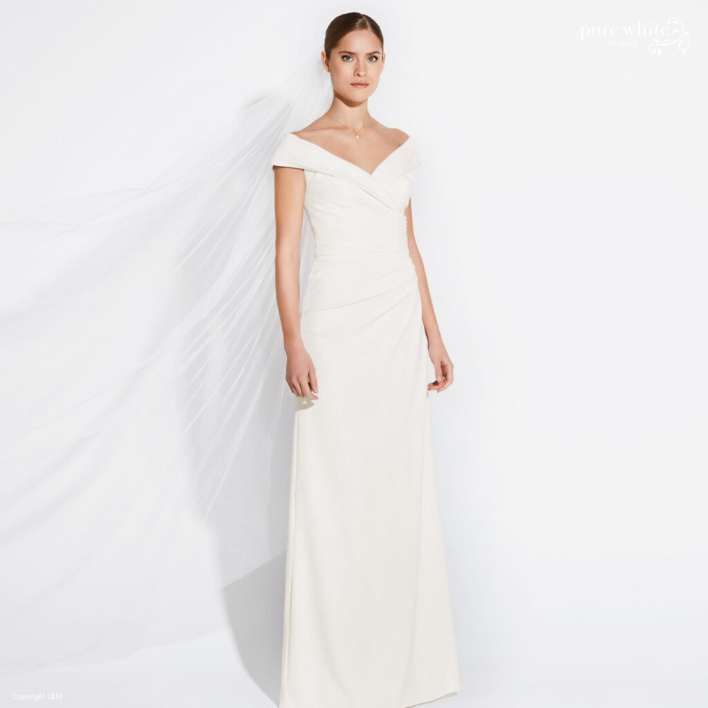 prisvärd brudklänning med carmen-krage och asymmetriska draperingar