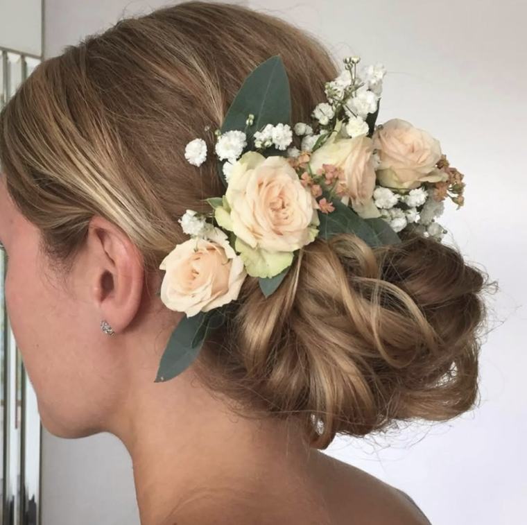 bruduppsattning med lockar och blommor brollopsstylist bastad headcourt