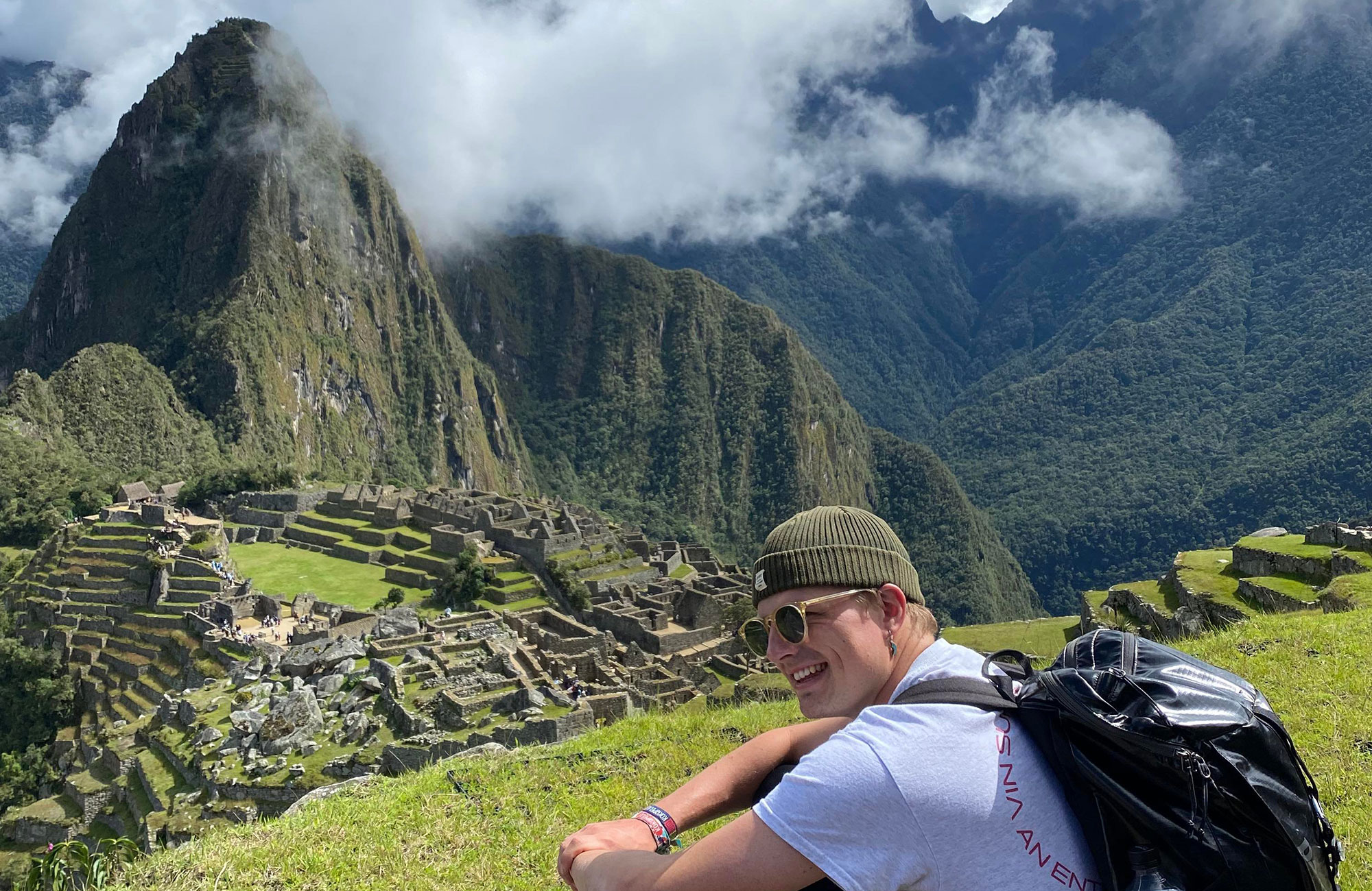 Ett par vid det storslagna Machu Picchu längs Inkaleden under sin trekking på bröllopsresan.