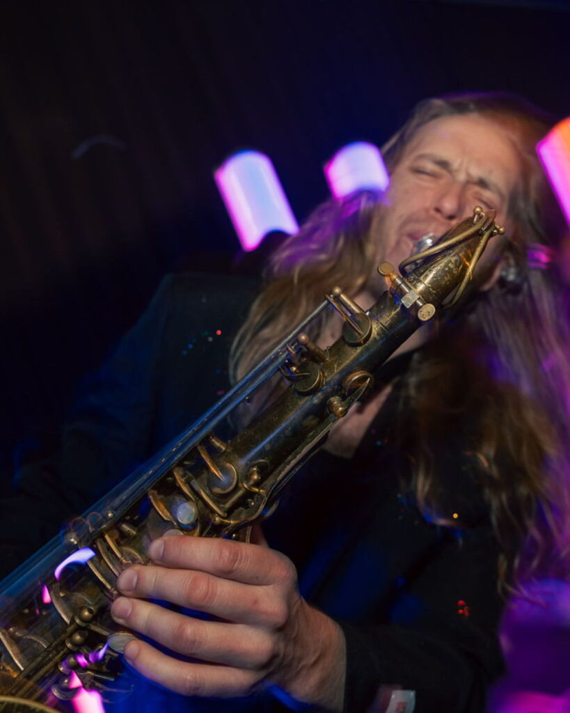 scandinavian entertainment group - saxofonist spelar stammingsfull mingelmusik till brollop