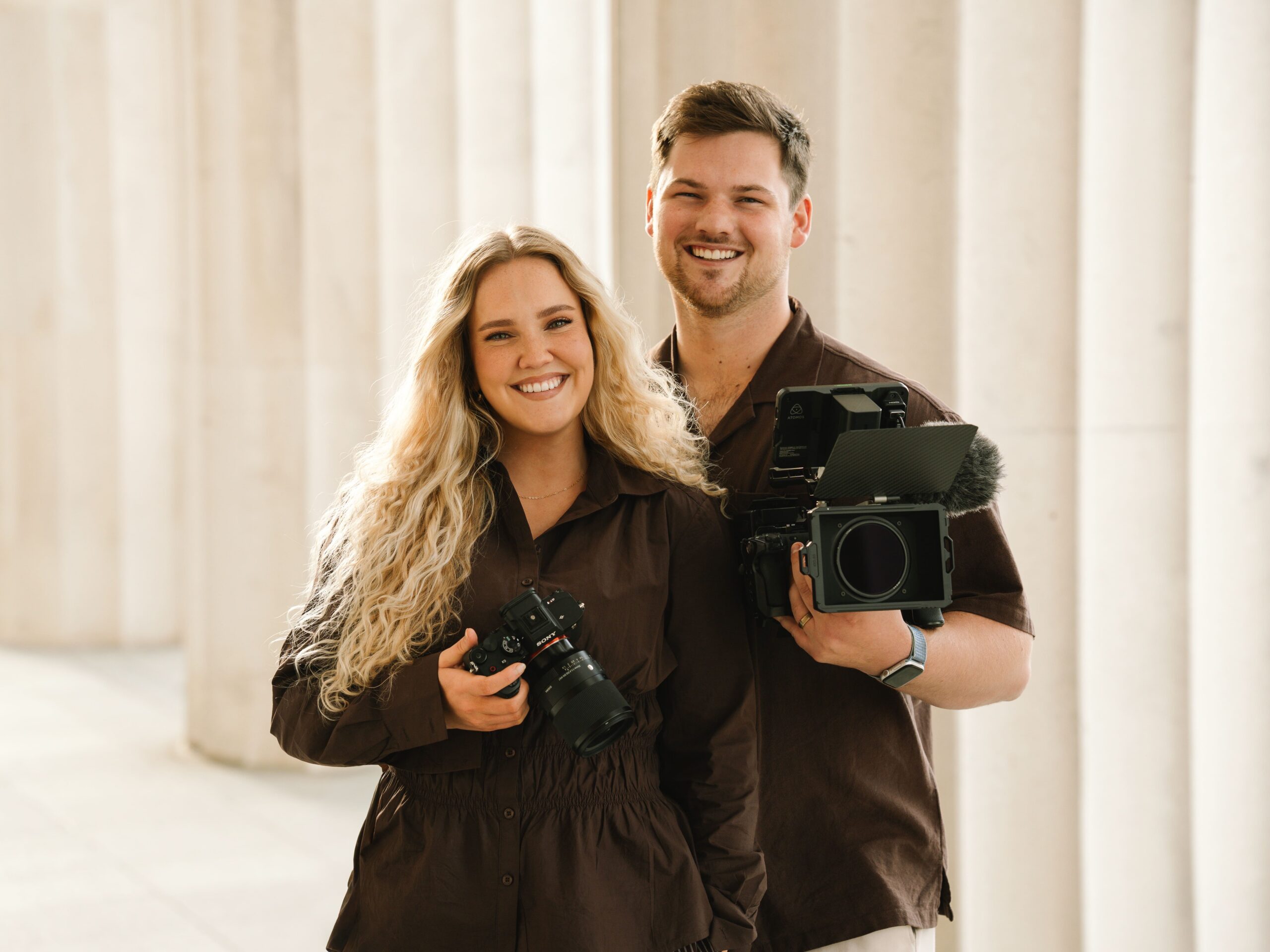 Porträtt på Rebecka och Josh, grundarna av Zedala Creations, som fotograferar och filmar bröllop tillsammans.
