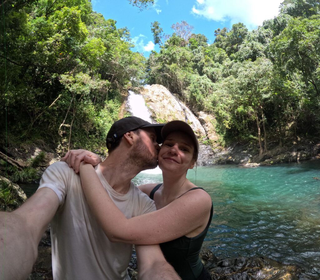 Ett kyssandes par på en romantisk smekmånad bokad via Honeymoon Matchmaker.