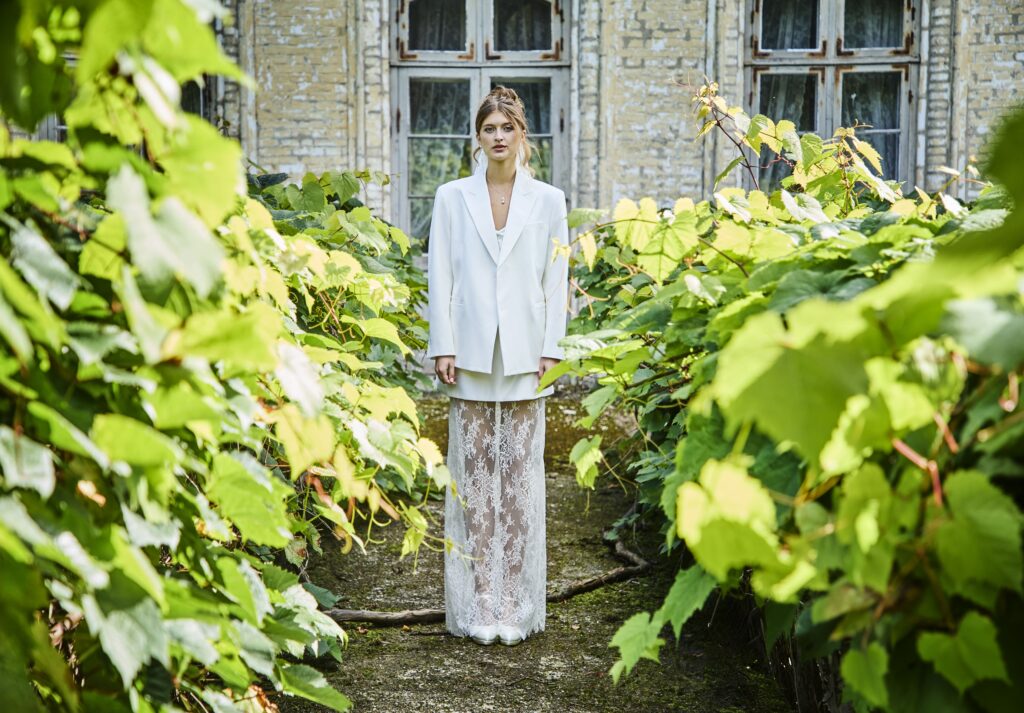 spets brudklänning lace layering med spetskjol under klänningen