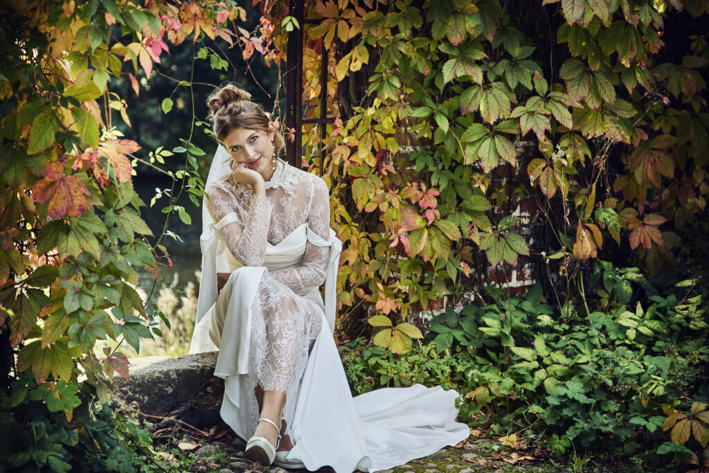 spets brudklänning lace layering med spetsöverdel och hög halsringning
