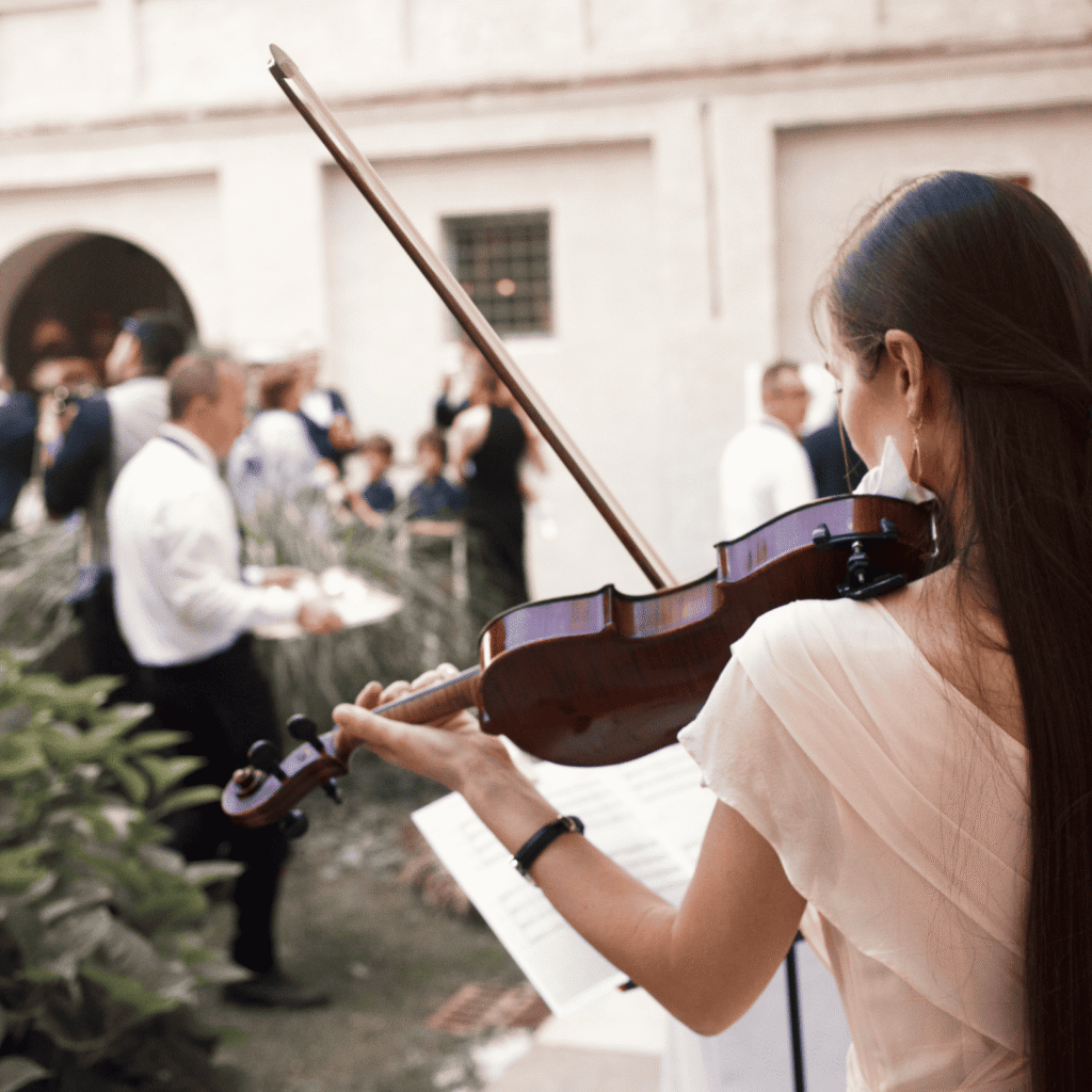 Bröllopsgäster skålar i champagne till mingelmusik till bröllop utomhus