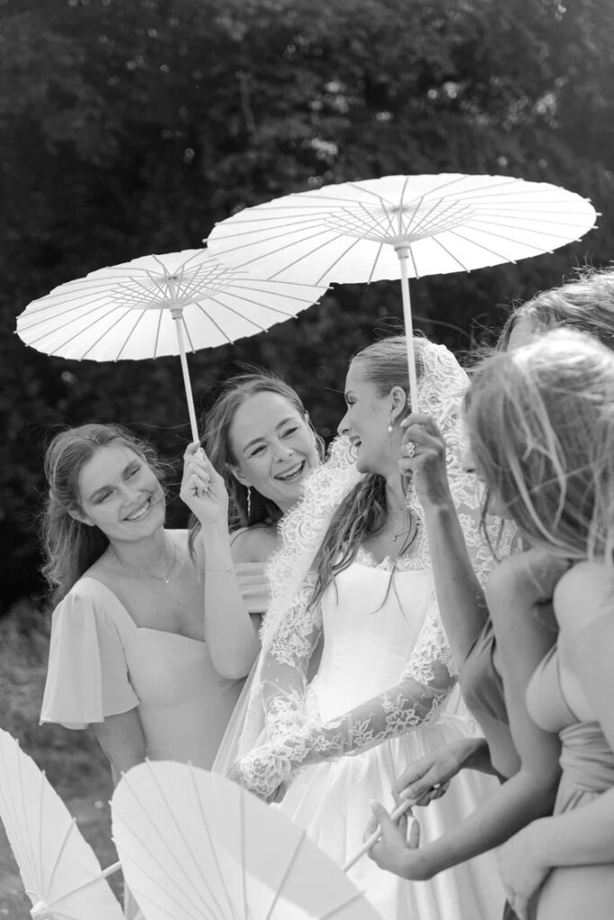 brollopsfotograf linkoping haglunds fotografi - brud och tärnor som skrattar tillsammans utomhus