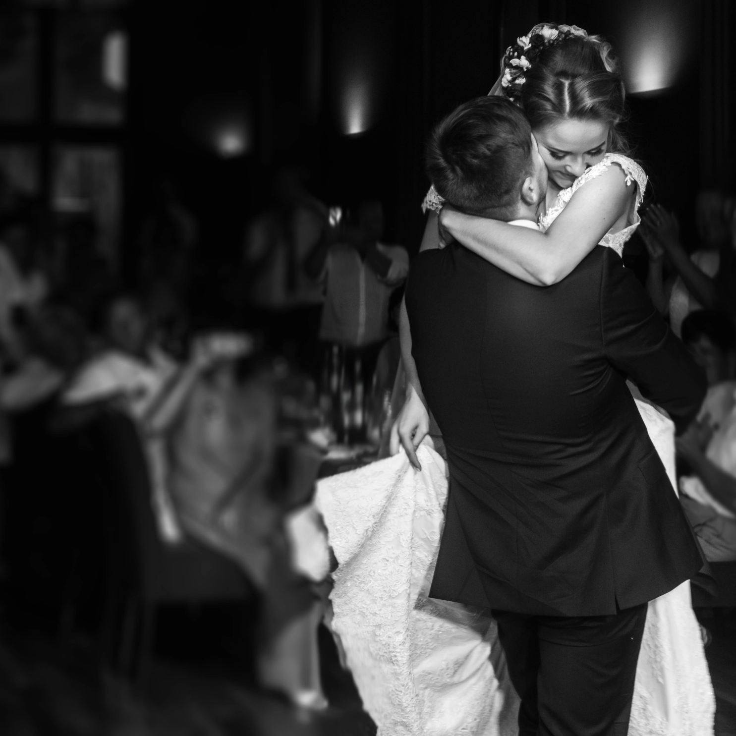 Brudpar dansar på festlokalens dansgolv – boka musik till bröllop