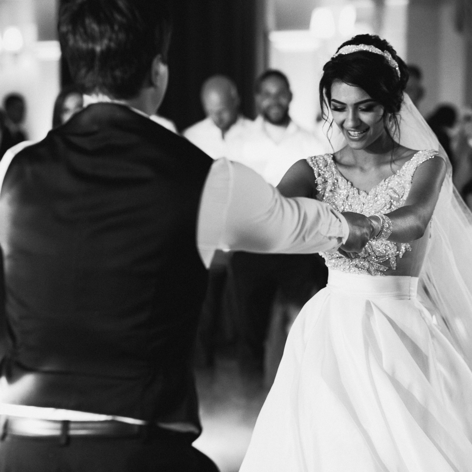 Brudpar dansar vals på festlokalens dansgolv – öva på bröllopsdansen